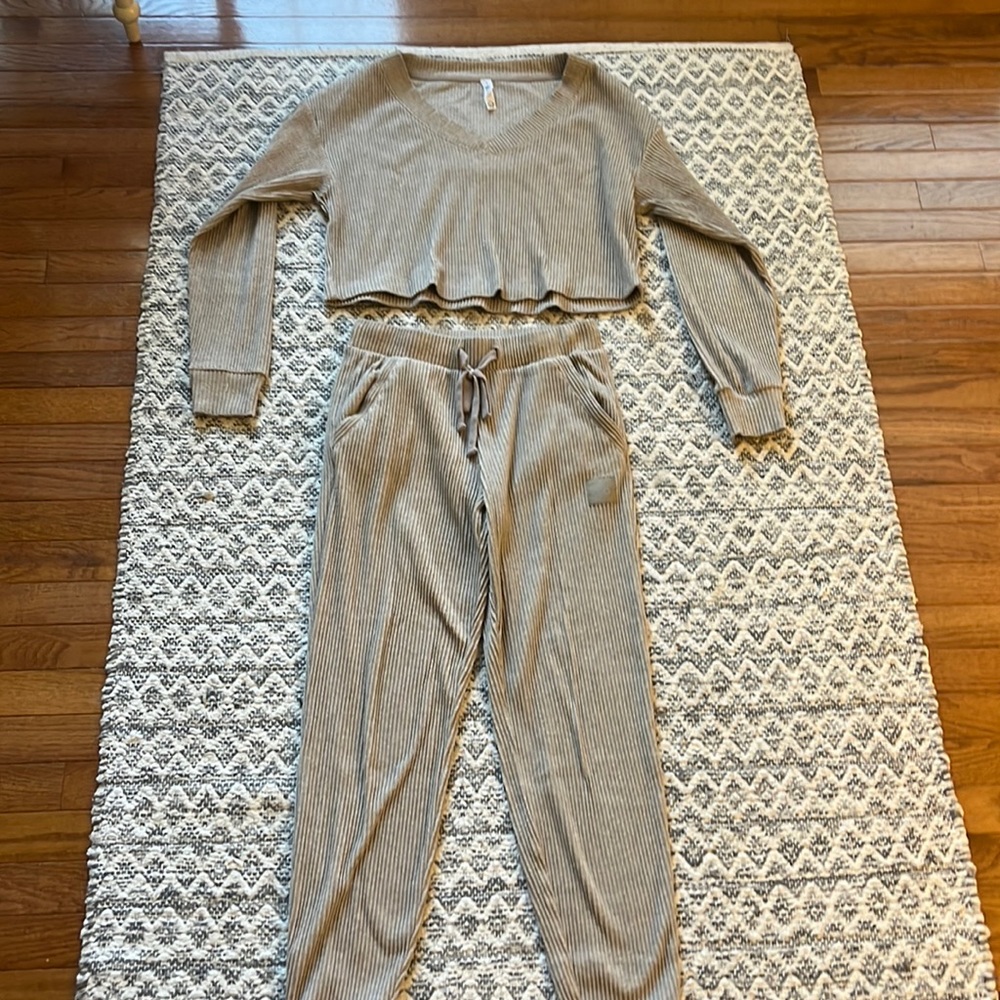 Alo Yoga Muse Sweat Set